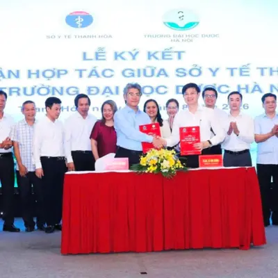 TRƯỜNG ĐẠI HỌC DƯỢC HÀ NỘI KÝ KẾT HỢP TÁC TOÀN DIỆN VỚI SỞ Y TẾ THANH HÓA NHẰM ĐẨY MẠNH ĐÀO TẠO, CHUYỂN GIAO KỸ THUẬT VÀ ỨNG DỤNG CÔNG NGHỆ SỐ TRONG DƯỢC LÂM SÀNG.